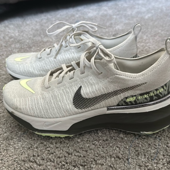 Nike Shoes - Nike Invincible 3